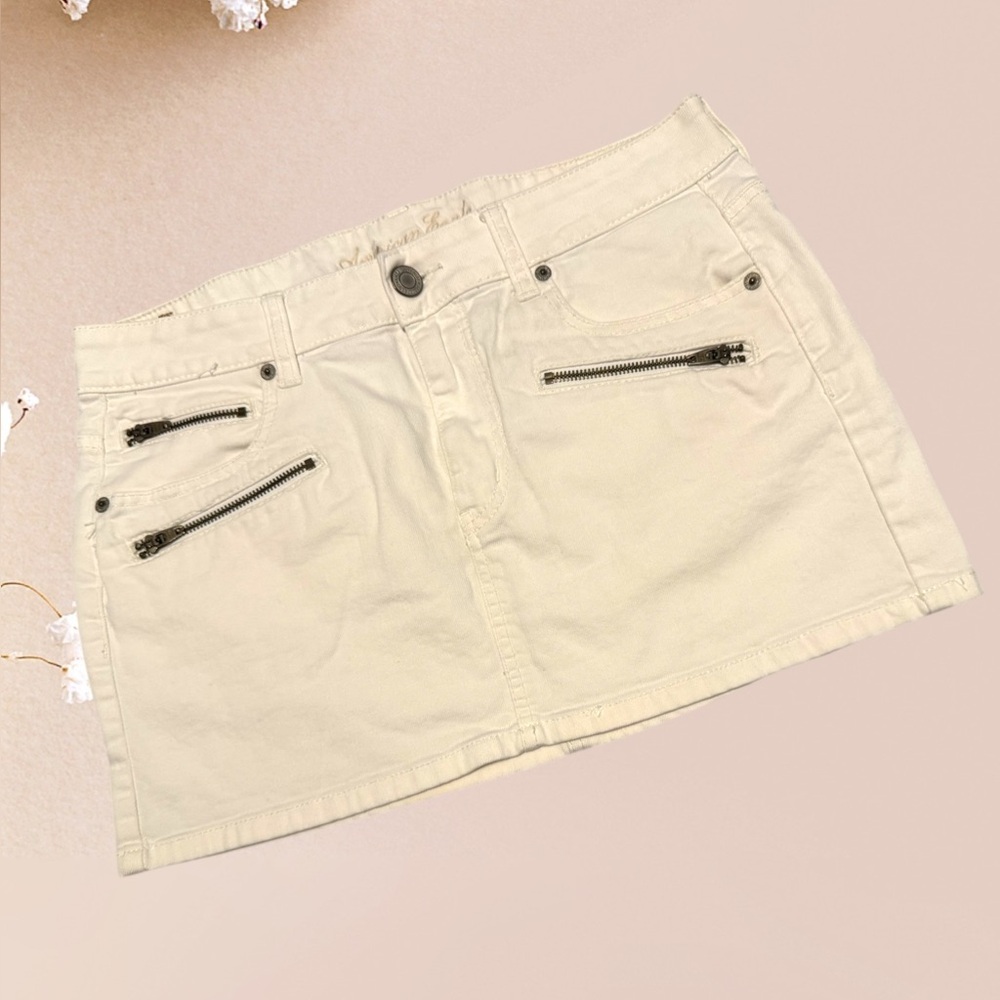 American Eagle Cream Denim Skirt with Zipper Detail